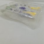 透明トレイを斜め横から写した写真。