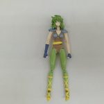 緑の髪の女性フィギュア本体を正面から写した写真。