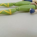 寝かせた女性フィギュアの脚と腕を横から写した拡大。