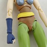 胴体から脚にかけての拡大。黄色の腰布と青い前腕のパーツがあります。