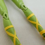 両脚の拡大。黄色の帯状の塗装が交差しています。