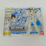 外箱の正面。「聖闘士聖衣神話 ペガサス星矢(神聖衣)」の文字と、白い聖衣をまとったキャラクターの絵があります。