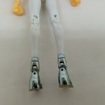 両脚とメッキの足部品を正面から撮った写真。