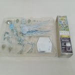 透明トレイに入ったオブジェ形態のパーツと白い台座、小さな箱が並べて写っています。