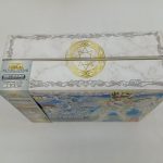 外箱の側面と上面。大理石調の模様と金色の紋章が印刷されています。