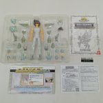 透明トレイに入った本体とパーツ、取扱説明書、アンケート用紙などを並べて写した写真。