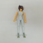 本体の全身を正面から撮った写真。白い素体に頭部パーツが付いています。