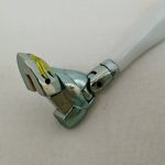 脚の先に付いたメッキの部品を斜めから寄せて撮った写真。