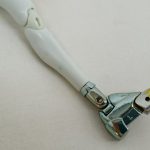 脚とメッキの足部品を横から寄せて撮った写真。