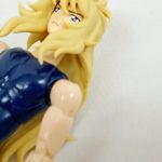 頭部と上半身を斜めから写した拡大。