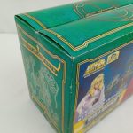 緑色の外箱を斜め上から写した写真。金色の装飾模様が印刷されています。