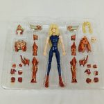 透明トレイに入った素体のフィギュアと、赤い装甲パーツ一式。