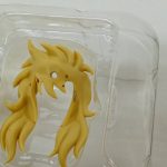 透明トレイに入った金髪の交換用ヘアパーツ。