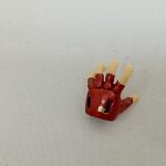 赤い手首パーツを1つだけ写した写真。