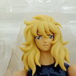 金髪のフィギュアの頭部と肩を近くから写した写真。