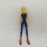素体のフィギュアの全身を正面から写した写真。