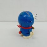 本体を横から。頭の丸いふた、ひげ、白い手足。