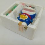 発泡スチロールの内箱を斜めから。本体とカプセルのケースが並んでいます。