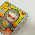 外箱を斜めから。正面のイラストと、側面の「超合金」の印字。