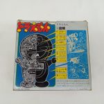 外箱の背面。ドラえもんの内部図解と、遊び方の説明の絵。