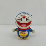 本体の正面全身。青と白のドラえもんで、おなかに黄色いポケット。