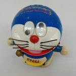 本体の頭部のアップ。目、ひげ、赤い鼻と開いた口。
