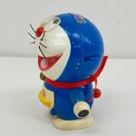本体を斜め上から。頭の上の丸いふたと、赤い首輪と鈴。