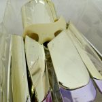 白と金色の聖衣の部品を重ねて近づけて写したもの