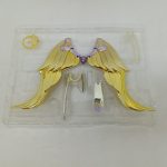 透明トレイに収まった金色の翼の部品と細かい装飾の部品
