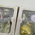ブック型の箱の内側。台紙の絵柄と、トレイに収まった本体と部品
