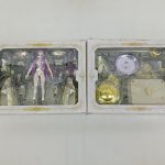 ブック型の箱を開いた状態。左右の透明トレイに本体と金色の円盤、白い台座
