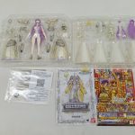 透明トレイ2枚と、袋に入った部品、取扱説明書、カタログを並べたもの