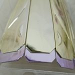金色と薄紫のメッキ部品のアップ。聖衣の羽根の部分