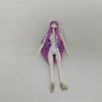 素体の全身を正面から写したもの。紫の長い髪と白い衣