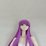 素体の顔のアップ。紫の前髪と緑の目
