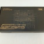 外箱の上面。黒地に設計図のような線画と「AUTOBOT HEADQUARTERS」の文字が印刷されています。
