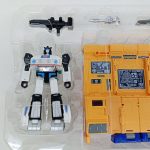 透明トレイの左側を寄せて撮った写真。白いロボットと黄色い基地の一部が写っています。