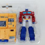透明トレイの右側を寄せて撮った写真。黄色い基地と赤いロボットが写っています。