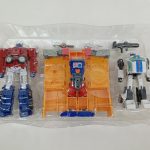 透明トレイに並べた3体のロボットと基地を上から撮った写真。