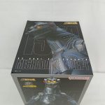 外箱を斜め上から。天面と正面のロゴ、「BANDAI NAMCO」の表示が写っています。