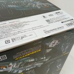 外箱を底面側から斜めに写した様子。素材表示とバーコードの部分が写っています。