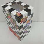 外箱を上から斜めに見た全体。上面の窓と、側面のロゴやイラスト。