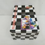 外箱を寝かせて斜めから。正面の「SUPER BLACK JACK」の印字とイラスト。