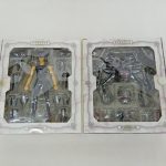 ブック型の箱を開いた状態。左右の透明トレイに素体と黒紫の聖衣の部品
