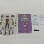 透明トレイに収まった素体と部品、紫色の表紙の取扱説明書と小さな紙