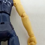 素体の腰と腕のアップ。腰の部分に刻まれた数字と文字