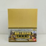 金色の外箱を正面から撮った写真。下部に「聖闘士聖衣神話 黄金系譜」の帯が巻かれています。