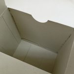 白い箱の内側を上から撮った写真。