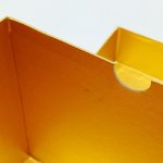 金色の箱の内側の角を寄せて撮った写真。