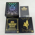 黒い箱が3つ並べて置かれた写真。聖衣の線画や金色のペガサスの絵が印刷されています。